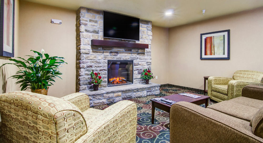 Castle Rock Inn & Suites - Quinter Esterno foto