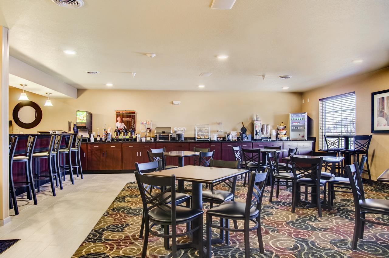 Castle Rock Inn & Suites - Quinter Esterno foto