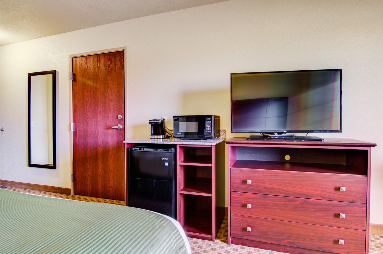Castle Rock Inn & Suites - Quinter Esterno foto