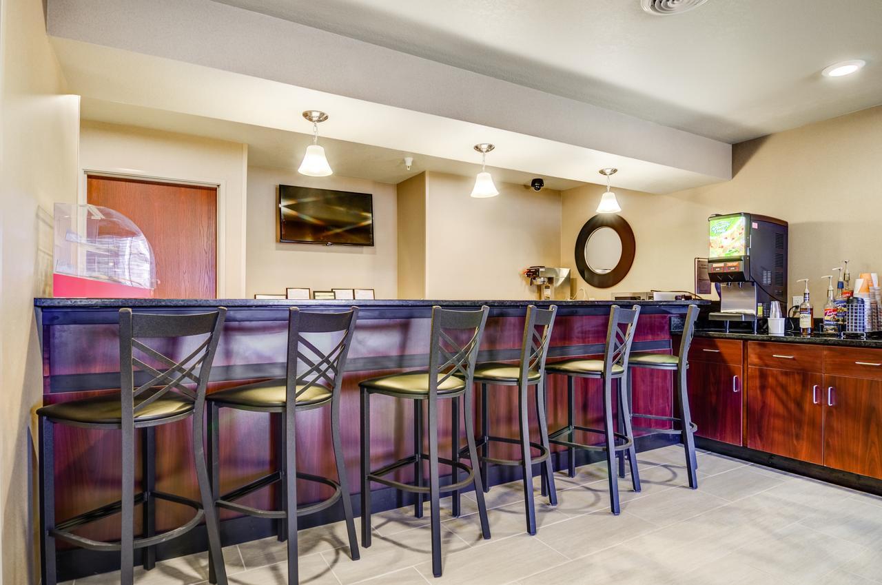 Castle Rock Inn & Suites - Quinter Esterno foto
