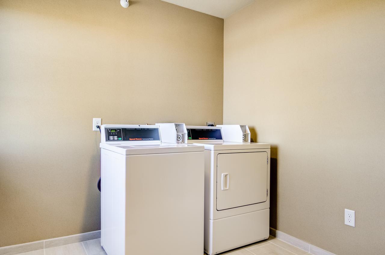 Castle Rock Inn & Suites - Quinter Esterno foto