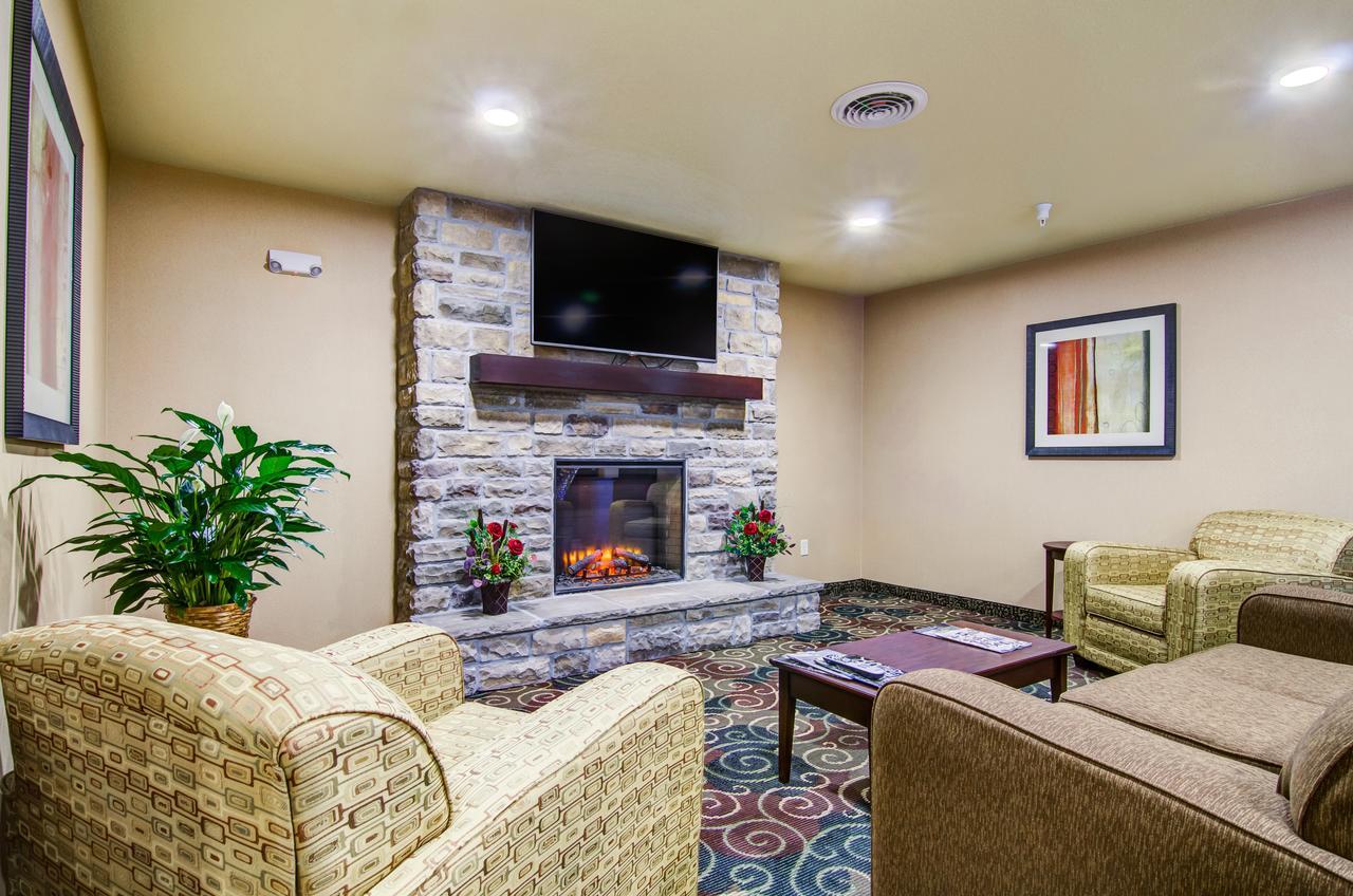 Castle Rock Inn & Suites - Quinter Esterno foto