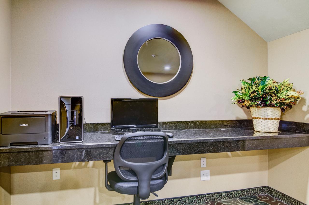 Castle Rock Inn & Suites - Quinter Esterno foto