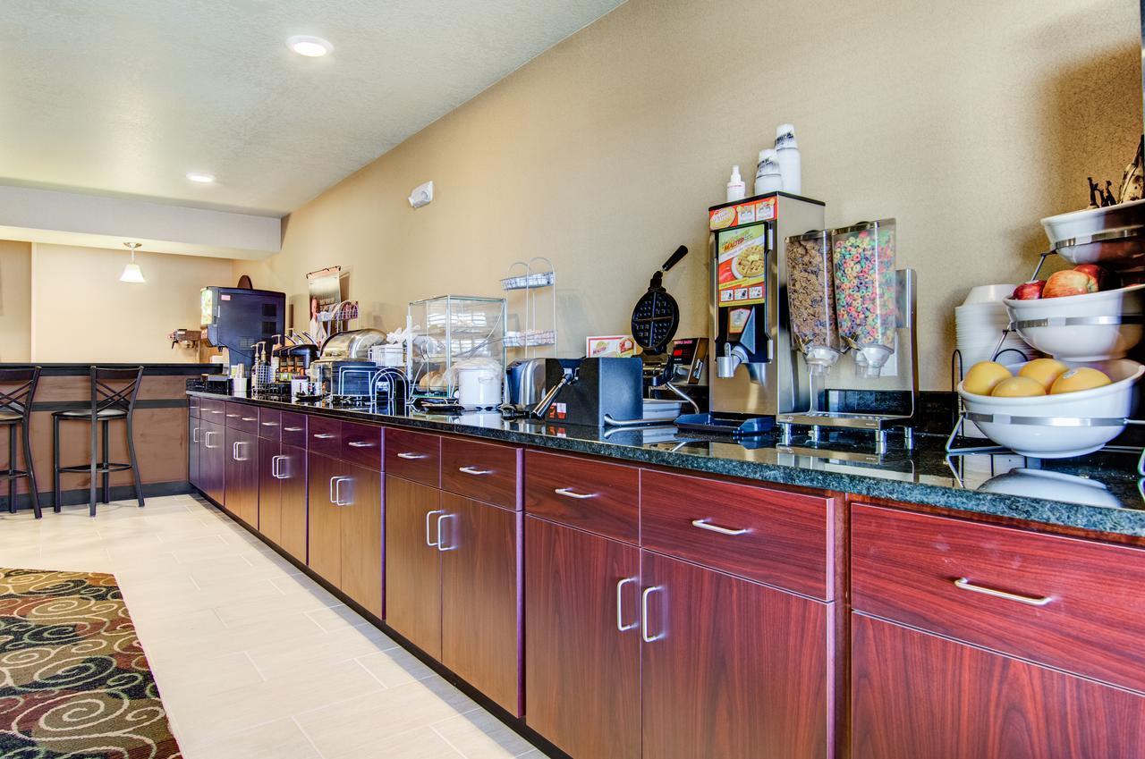 Castle Rock Inn & Suites - Quinter Esterno foto