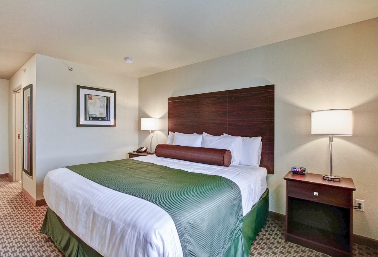 Castle Rock Inn & Suites - Quinter Esterno foto