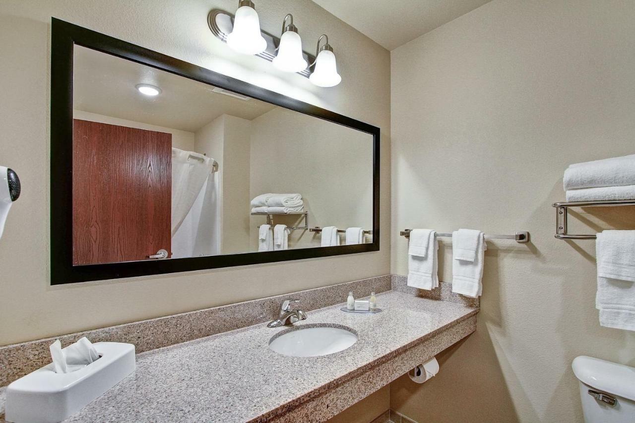 Castle Rock Inn & Suites - Quinter Esterno foto