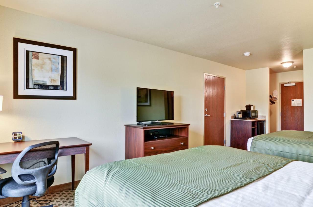 Castle Rock Inn & Suites - Quinter Esterno foto