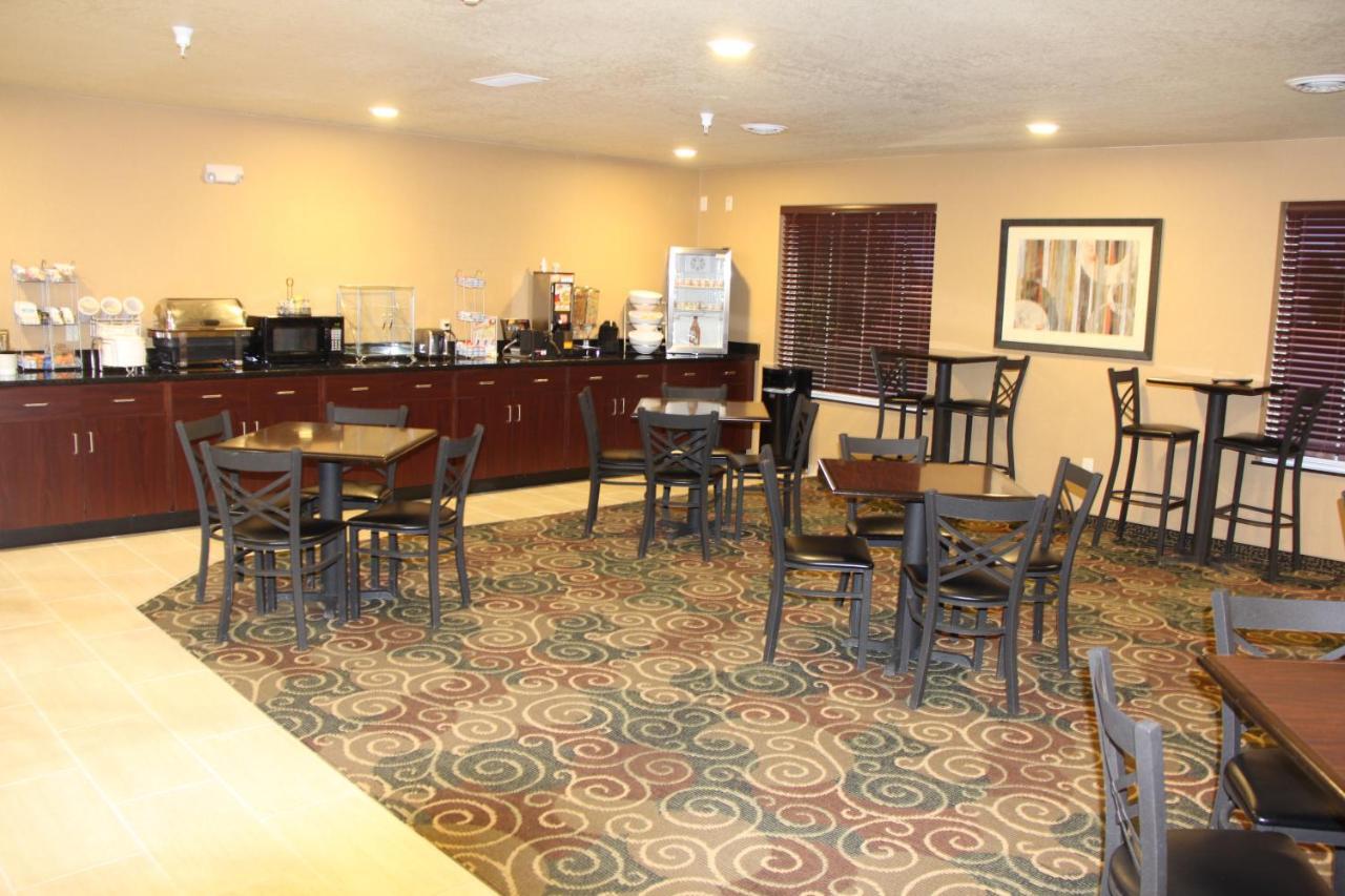 Castle Rock Inn & Suites - Quinter Esterno foto