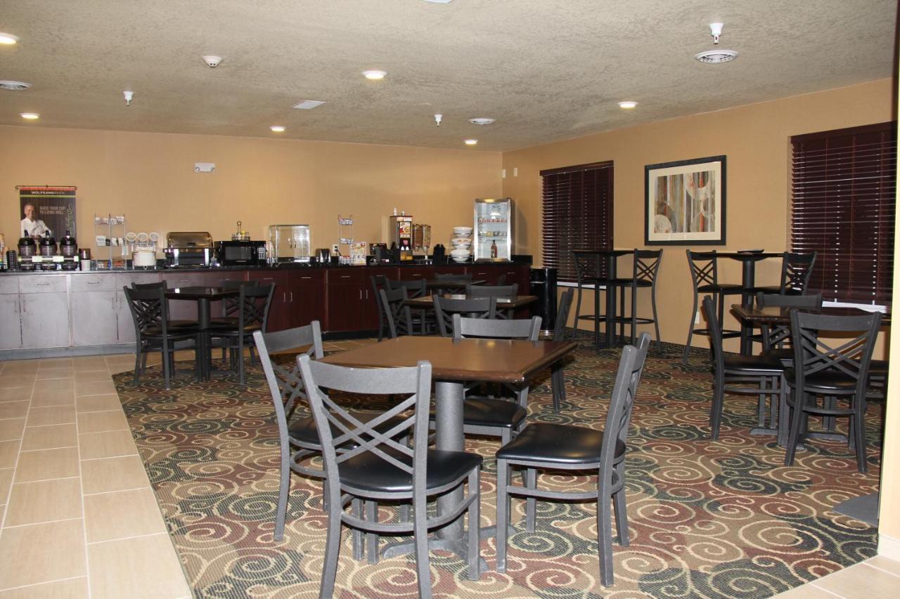 Castle Rock Inn & Suites - Quinter Esterno foto