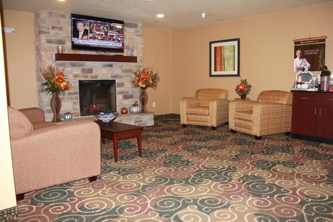 Castle Rock Inn & Suites - Quinter Esterno foto